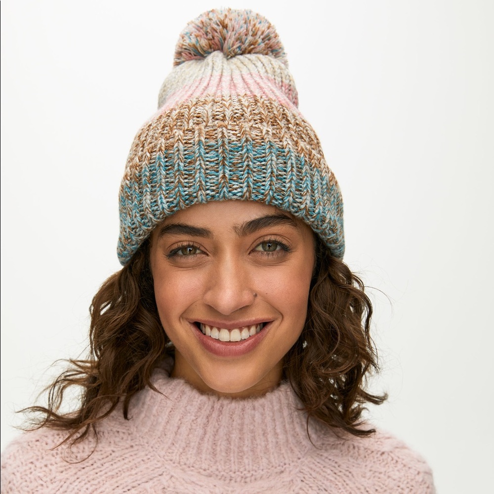 Aritzia Main Character Chunky Pom beanie NWT